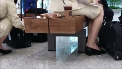 偷拍美女空姐候机厅晾小脚丫,想想这丝足夹住鸡巴是什么感觉,嘿嘿 截图16