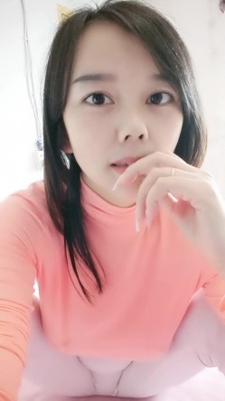 气质露脸哺乳期的小阿姨家里有人偷偷的跟狼友骚一下，互动撩骚漏出坚挺的大奶子挤奶水给狼友看，自己抠逼逼 截图2