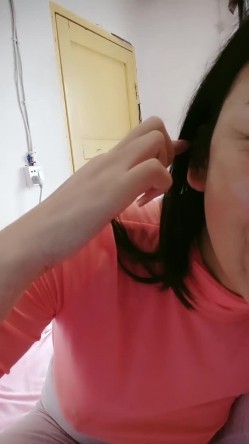 气质露脸哺乳期的小阿姨家里有人偷偷的跟狼友骚一下，互动撩骚漏出坚挺的大奶子挤奶水给狼友看，自己抠逼逼 截图5