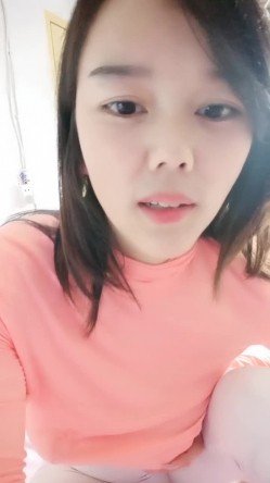 气质露脸哺乳期的小阿姨家里有人偷偷的跟狼友骚一下，互动撩骚漏出坚挺的大奶子挤奶水给狼友看，自己抠逼逼 截图6