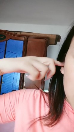 气质露脸哺乳期的小阿姨家里有人偷偷的跟狼友骚一下，互动撩骚漏出坚挺的大奶子挤奶水给狼友看，自己抠逼逼 截图8