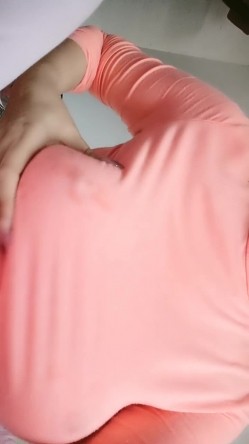 气质露脸哺乳期的小阿姨家里有人偷偷的跟狼友骚一下，互动撩骚漏出坚挺的大奶子挤奶水给狼友看，自己抠逼逼 截图10