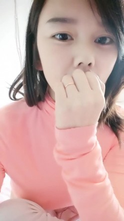 气质露脸哺乳期的小阿姨家里有人偷偷的跟狼友骚一下，互动撩骚漏出坚挺的大奶子挤奶水给狼友看，自己抠逼逼 截图12
