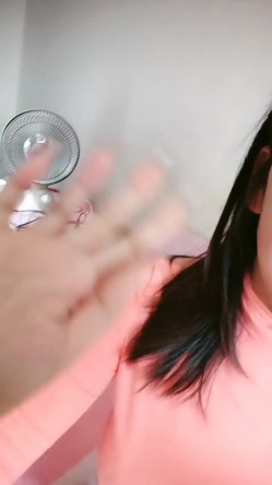 气质露脸哺乳期的小阿姨家里有人偷偷的跟狼友骚一下，互动撩骚漏出坚挺的大奶子挤奶水给狼友看，自己抠逼逼 截图15
