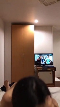 酒店约操前女友骚逼~见面直接上位开战~边操边玩奶头~这个表情到底是有多爽！！ 截图2