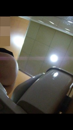 牛人手持身藏暗格偷拍 各种漂亮美女尿尿(三) 截图9