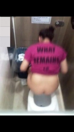 牛人手持身藏暗格偷拍 各种漂亮美女尿尿(三) 截图14