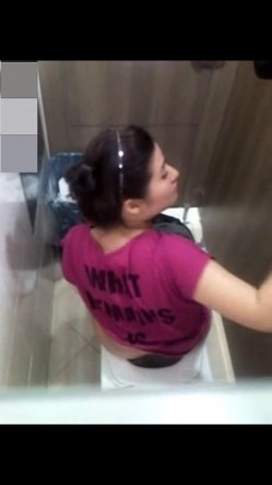 牛人手持身藏暗格偷拍 各种漂亮美女尿尿(三) 截图15
