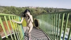 苗条文静眼镜美少女各种户外场景大胆露出，天桥，江边各种人前极限露出，人前女神 人后小狗 截图4