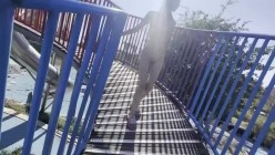 苗条文静眼镜美少女各种户外场景大胆露出，天桥，江边各种人前极限露出，人前女神 人后小狗 截图10