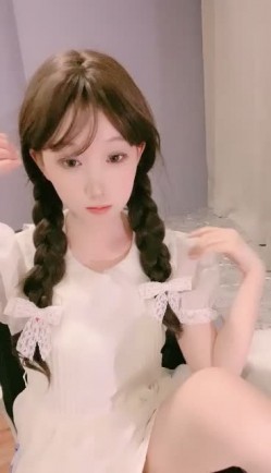 小甜饱饱 超美仙气校花，【闻闻酱】，纯欲系天使脸孔，反差淫荡母狗，跪地吃鸡，无套，小逼逼糟了老罪，要被操肿了 截图12