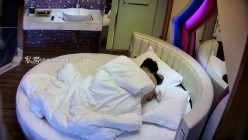 《黑客破解》中年大叔酒店和美女下属酒店偷情 刚干了几分钟鸡巴就是死活怎么弄也硬不起来了 截图5