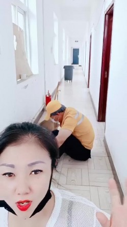 剧情黑丝淫臀美少妇 色诱强奸扫地环卫工 走廊里激情性爱 干的骚穴潮吹飙射 毯子都湿透了 截图2
