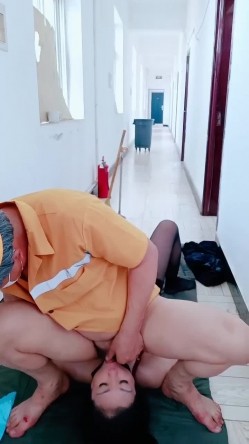 剧情黑丝淫臀美少妇 色诱强奸扫地环卫工 走廊里激情性爱 干的骚穴潮吹飙射 毯子都湿透了 截图7