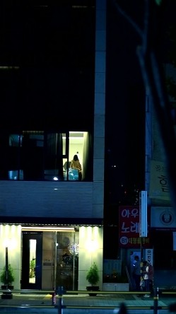酒店偷拍会玩的情侣窗边打开窗帘打炮,被发现看到后还比中指,牛逼 截图1