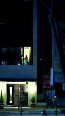 酒店偷拍会玩的情侣窗边打开窗帘打炮,被发现看到后还比中指,牛逼 截图2