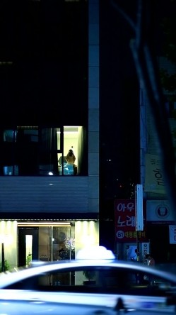 酒店偷拍会玩的情侣窗边打开窗帘打炮,被发现看到后还比中指,牛逼 截图3