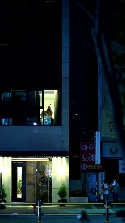酒店偷拍会玩的情侣窗边打开窗帘打炮,被发现看到后还比中指,牛逼 截图4