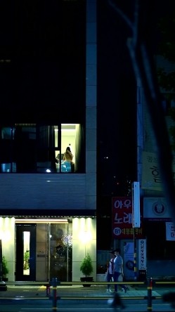 酒店偷拍会玩的情侣窗边打开窗帘打炮,被发现看到后还比中指,牛逼 截图5