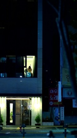 酒店偷拍会玩的情侣窗边打开窗帘打炮,被发现看到后还比中指,牛逼 截图6