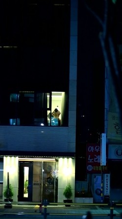 酒店偷拍会玩的情侣窗边打开窗帘打炮,被发现看到后还比中指,牛逼 截图7