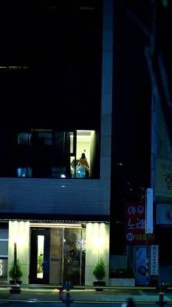 酒店偷拍会玩的情侣窗边打开窗帘打炮,被发现看到后还比中指,牛逼 截图8