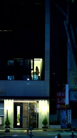 酒店偷拍会玩的情侣窗边打开窗帘打炮,被发现看到后还比中指,牛逼 截图12