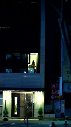 酒店偷拍会玩的情侣窗边打开窗帘打炮,被发现看到后还比中指,牛逼 截图13