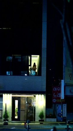 酒店偷拍会玩的情侣窗边打开窗帘打炮,被发现看到后还比中指,牛逼 截图14