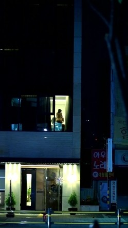 酒店偷拍会玩的情侣窗边打开窗帘打炮,被发现看到后还比中指,牛逼 截图15