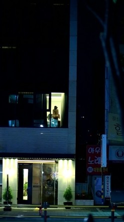 酒店偷拍会玩的情侣窗边打开窗帘打炮,被发现看到后还比中指,牛逼 截图16