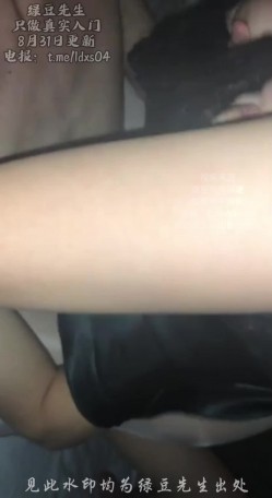 武汉丝袜小淫妻：婚纱咖丝，让美团闪送小哥操 二：晚上继续，换上灰丝，继续操 2V1. 截图6