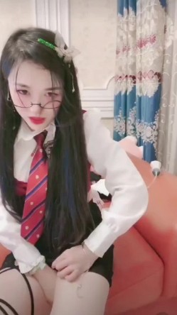 抖音小网红女神 稀有玩法 穿着牛仔裤户外喷尿 直播间上演喷泉 为什么她这么浪还这么多淫水 截图1
