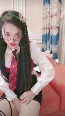 抖音小网红女神 稀有玩法 穿着牛仔裤户外喷尿 直播间上演喷泉 为什么她这么浪还这么多淫水 截图2