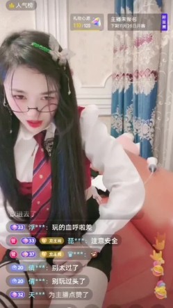 抖音小网红女神 稀有玩法 穿着牛仔裤户外喷尿 直播间上演喷泉 为什么她这么浪还这么多淫水 截图3