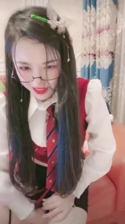 抖音小网红女神 稀有玩法 穿着牛仔裤户外喷尿 直播间上演喷泉 为什么她这么浪还这么多淫水 截图8