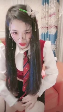 抖音小网红女神 稀有玩法 穿着牛仔裤户外喷尿 直播间上演喷泉 为什么她这么浪还这么多淫水 截图11