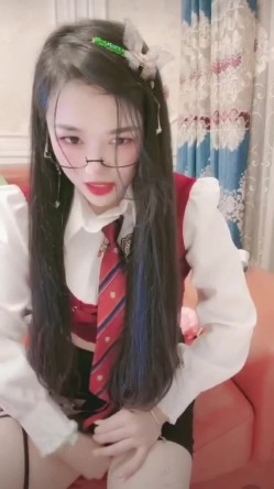 抖音小网红女神 稀有玩法 穿着牛仔裤户外喷尿 直播间上演喷泉 为什么她这么浪还这么多淫水 截图13