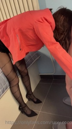 【绝版资源】超高气质华人腿模「女神丝丝」「sexy.coco」OF私拍 黑丝美腿蜂腰 截图7