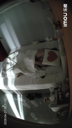 乐橙酒店稀有台偷拍清纯脸初恋发型学妹和男友酒店偷尝禁果 截图4