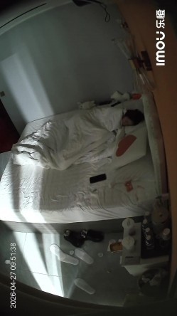 乐橙酒店稀有台偷拍清纯脸初恋发型学妹和男友酒店偷尝禁果 截图6