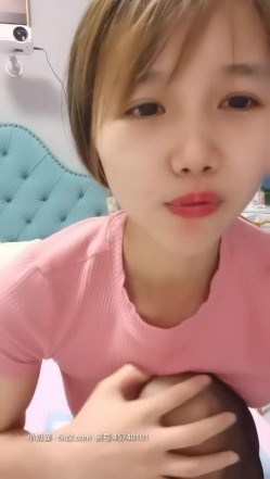 你De小宝贝 娇小的身体承载的巨大的任务按摩棒在小B里震动出一滴滴淫液！ 截图4