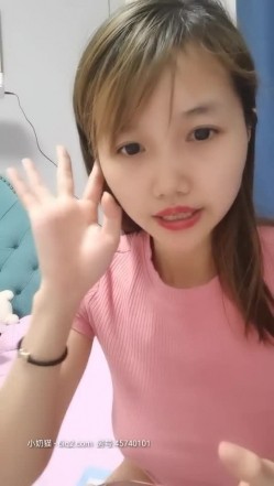你De小宝贝 娇小的身体承载的巨大的任务按摩棒在小B里震动出一滴滴淫液！ 截图9
