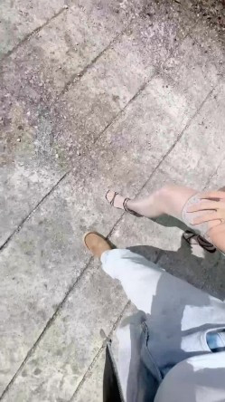 【榨精尤物】淫腿女神小姨子 - 吊带丝袜无内包臀裙在路边尿尿 没尿完就被拉车里操 滑软汁多的小穴湿淋淋 榨精内射精液 截图1