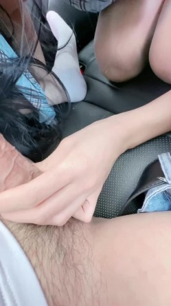 【榨精尤物】淫腿女神小姨子 - 吊带丝袜无内包臀裙在路边尿尿 没尿完就被拉车里操 滑软汁多的小穴湿淋淋 榨精内射精液 截图5