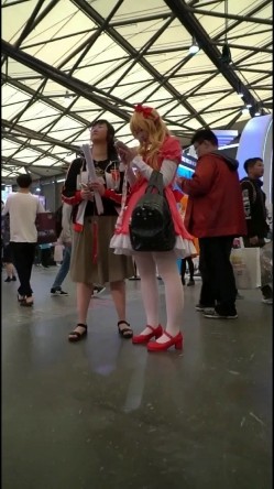 国产SAKURA漫展CD抄底偷拍高颜值Cos小姐姐系列 截图2