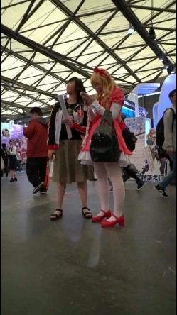 国产SAKURA漫展CD抄底偷拍高颜值Cos小姐姐系列 截图3