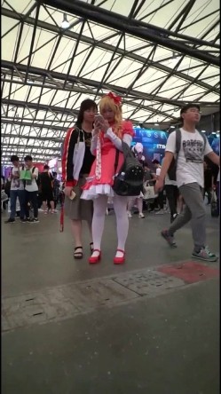 国产SAKURA漫展CD抄底偷拍高颜值Cos小姐姐系列 截图4