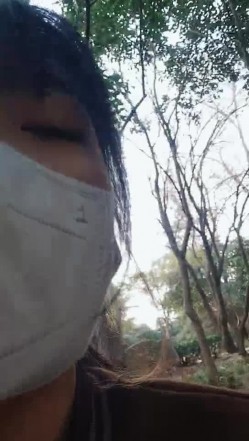 【有奶水的小少妇】，农村小媳妇，留守在家寂寞了，跑到小树林里，挤奶水，抠骚逼，紧张刺激有趣 截图1