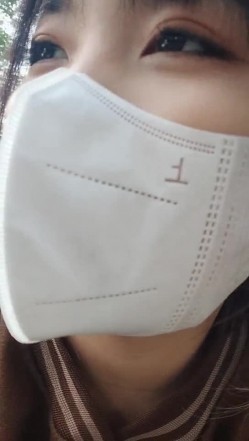 【有奶水的小少妇】，农村小媳妇，留守在家寂寞了，跑到小树林里，挤奶水，抠骚逼，紧张刺激有趣 截图2